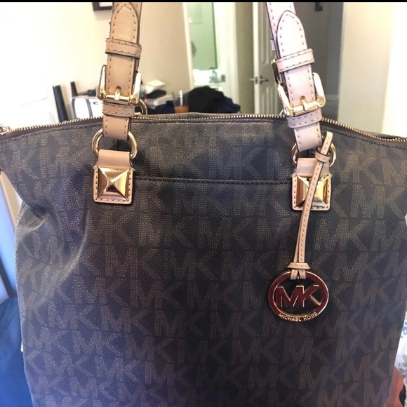 Michael Kors Handbags - Michael Kors medium purse